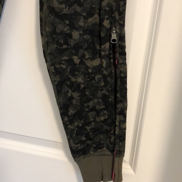 Lululemon Camo sweatpants - Picture 5 of 6